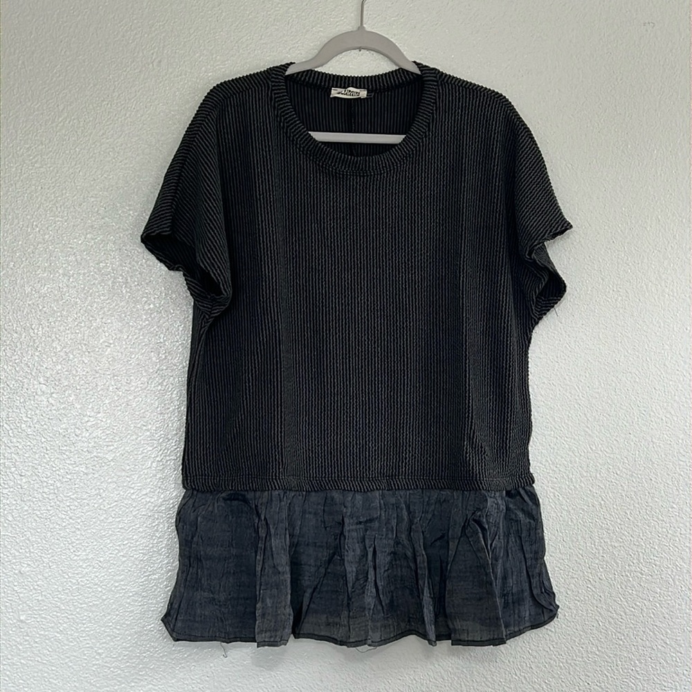 Charcoal ribbed top with ruffle bottom, size 2X